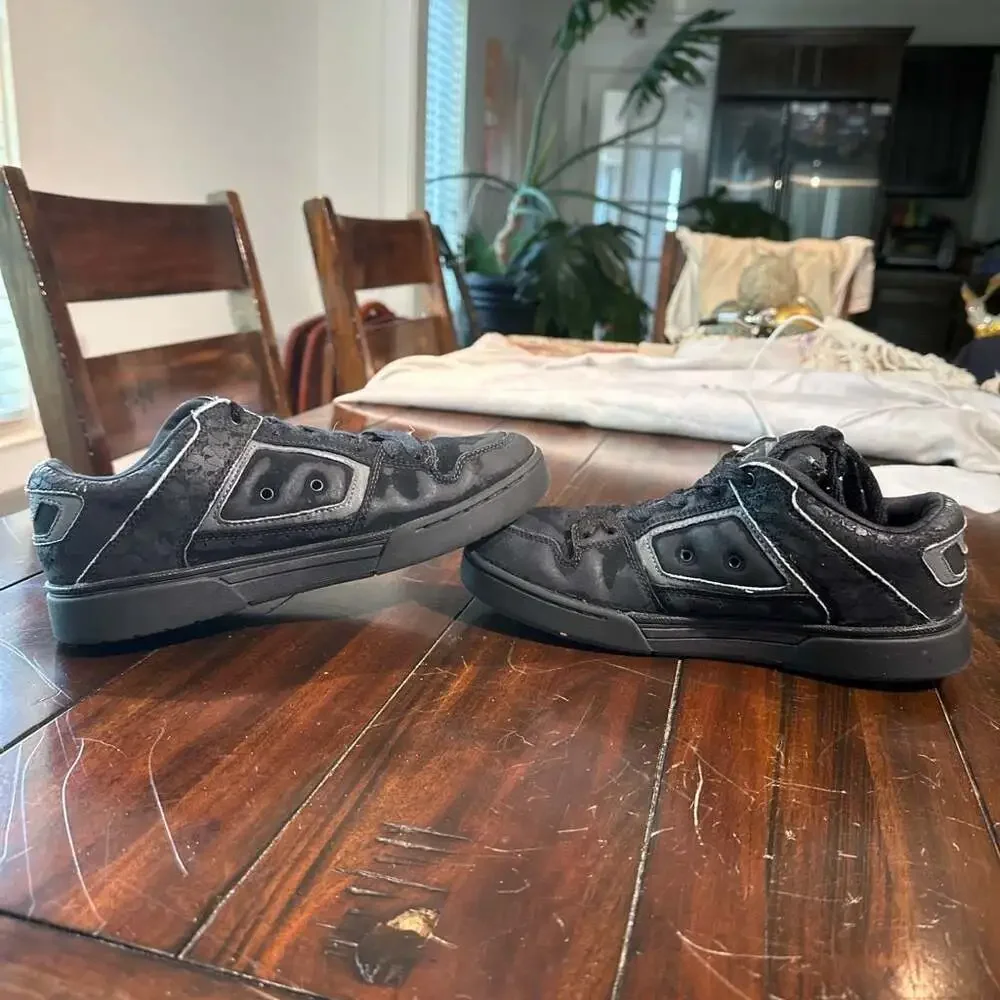 Vintage Vans Skateboarding Low-Top Sneakers Black with Skull Pattern Details